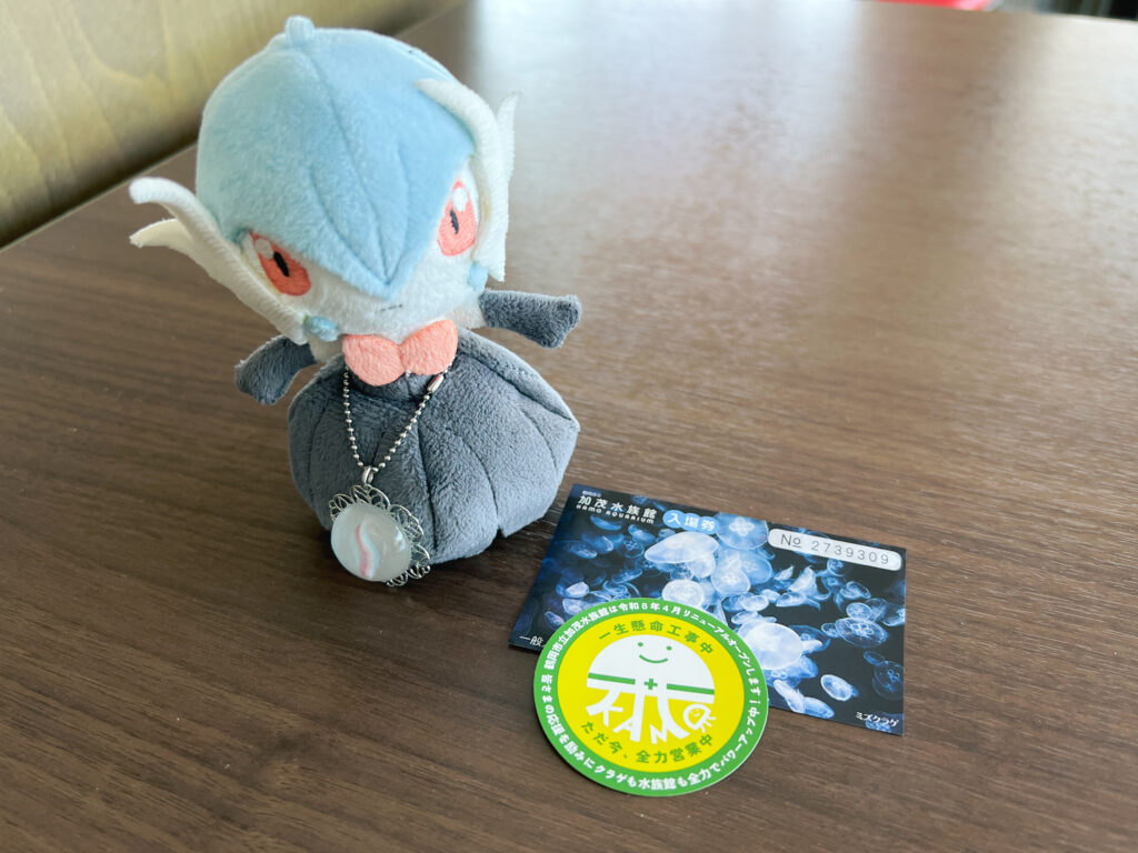 チケットと休館直前、記念ステッカー