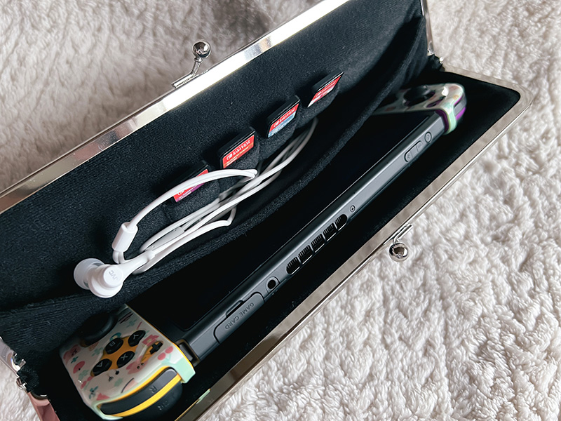 がま口のSwitchポーチ、中身