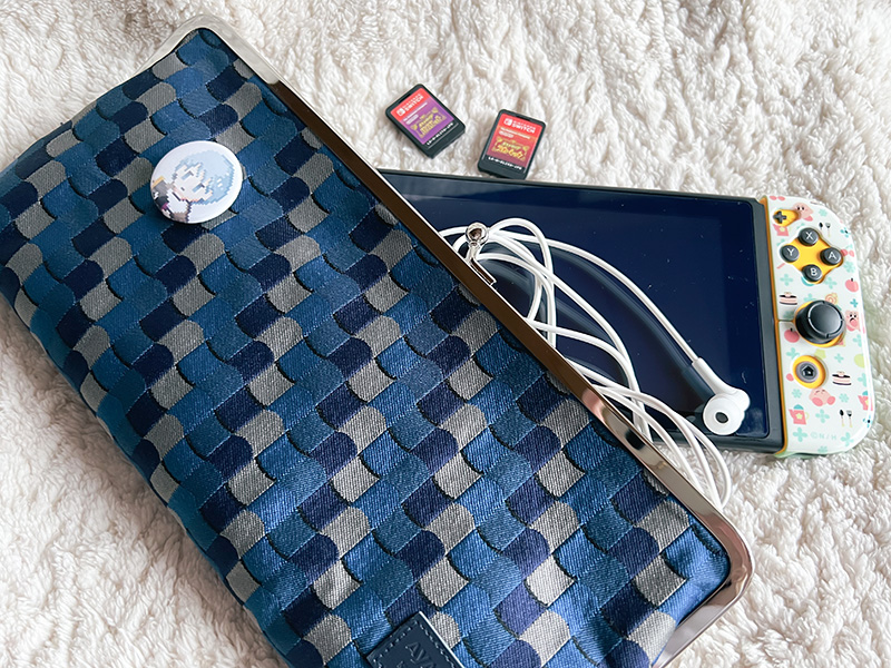 がま口のSwitchポーチ、イヤホンも入る